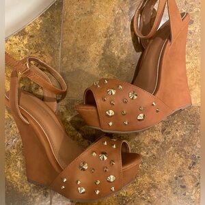 💛Tan Spike Wedges💛